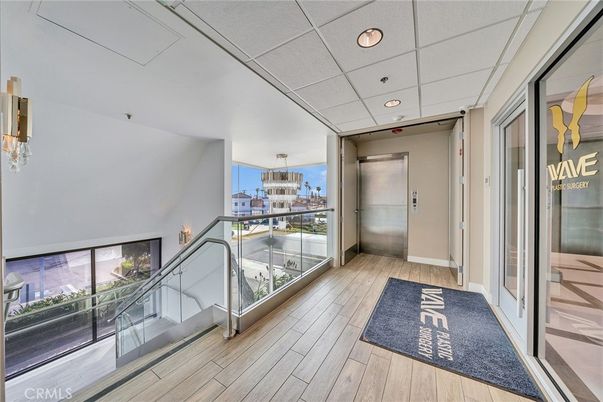Chandelier, Elevator, Interior, Recessed Lighting, Wood Texture Flooring