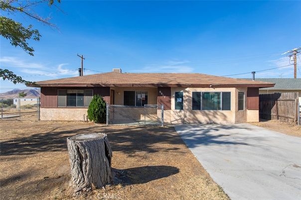 Backyard, Exterior, Facade, Ranch