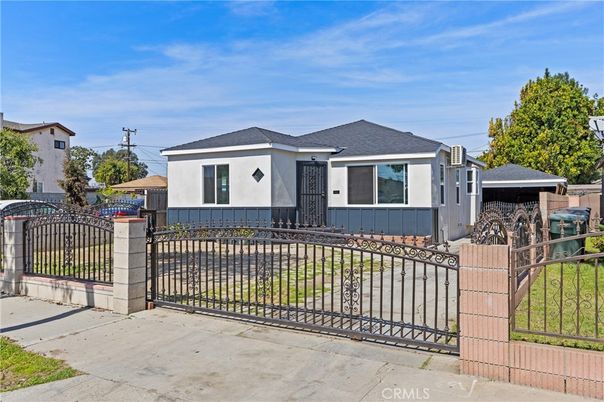 Exterior, Facade, Ranch