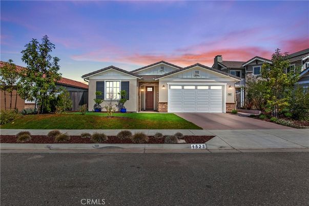 Attached, Exterior, Facade, Ranch