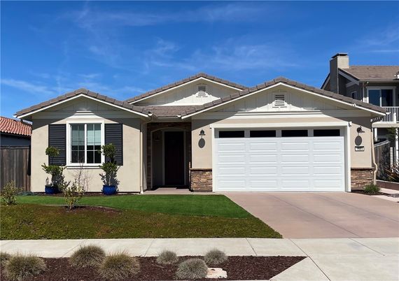 Attached, Exterior, Facade, Mediterranean