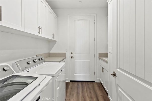 Interior, Utility Closets, Washer, Wood Texture Flooring