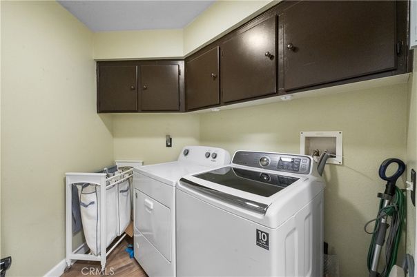 Interior, Washer, Wood Texture Flooring