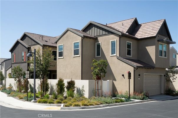 Attached, Exterior, Facade, Farmhouse
