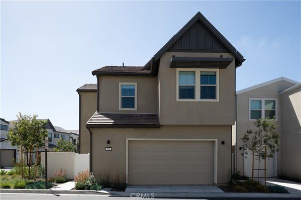 Attached, Exterior, Facade, American Craftsman
