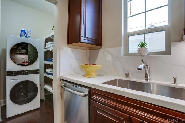 Interior, Kitchen, Washer, Wood Texture Flooring