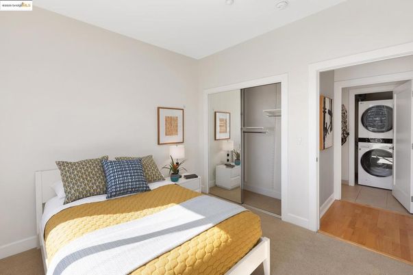 Bedroom, Interior, Utility Closets, Washer, Wood Texture Flooring