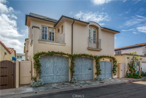 Attached, Exterior, Facade, Mediterranean