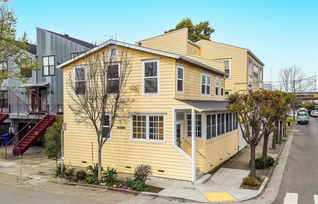 Exterior, Facade, Rowhouse