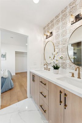 Bathroom, Dual Sink Vanities, Interior, Wood Texture Flooring