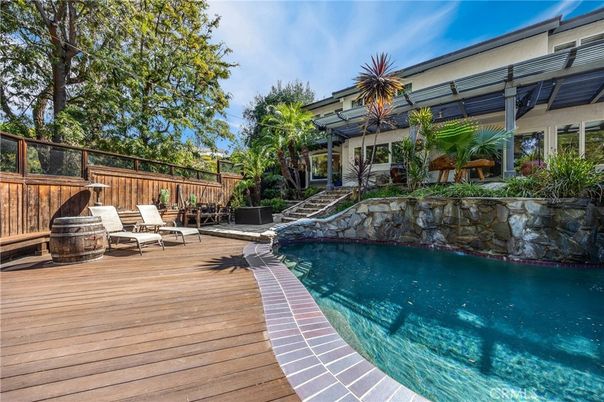 Exterior, Pool
