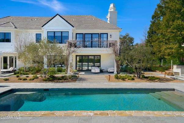 Exterior, Facade, Pool, Modern
