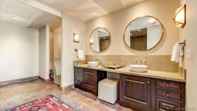 Bathroom, Dual Sink Vanities, Interior, Recessed Lighting