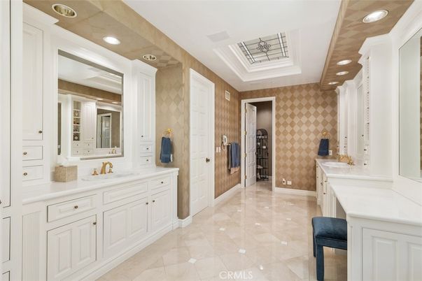 Bathroom, Dual Sink Vanities, Interior, Recessed Lighting