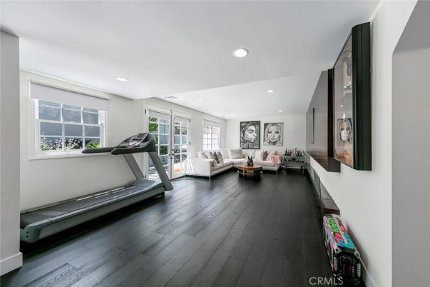 Fitness Equipment, Interior, Living room, Recessed Lighting, Wood Texture Flooring