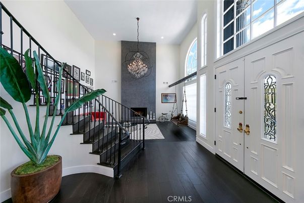 Chandelier, Fireplace, Interior, Recessed Lighting, Wood Texture Flooring