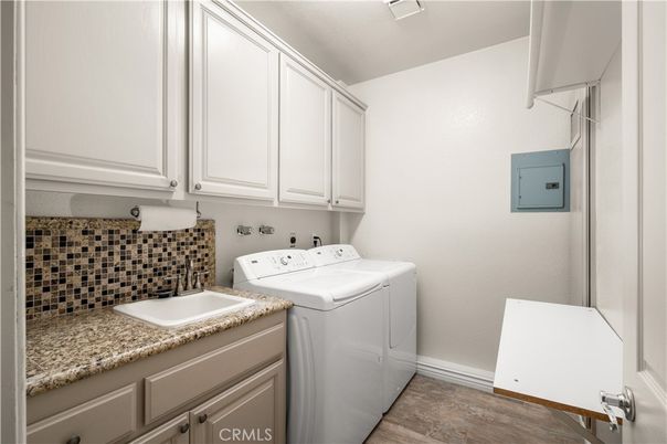 Interior, Washer, Wood Texture Flooring