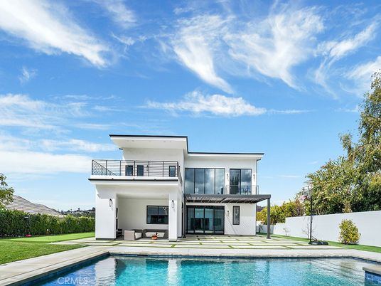 Exterior, Facade, Pool, Modern