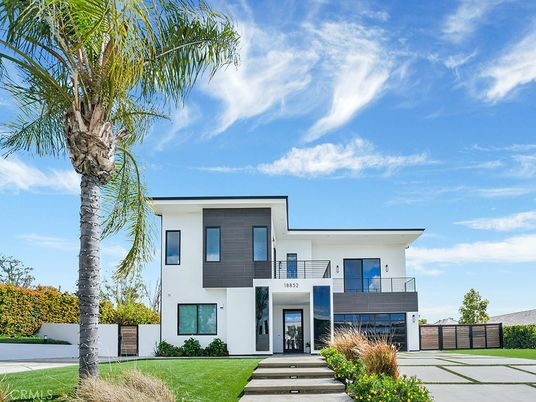 Exterior, Facade, Modern