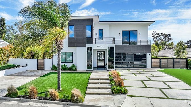 Attached, Backyard, Exterior, Facade, Modern