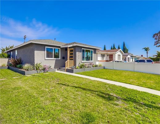Backyard, Exterior, Facade, Ranch