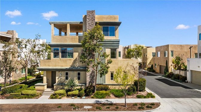 Exterior, Facade, Modern