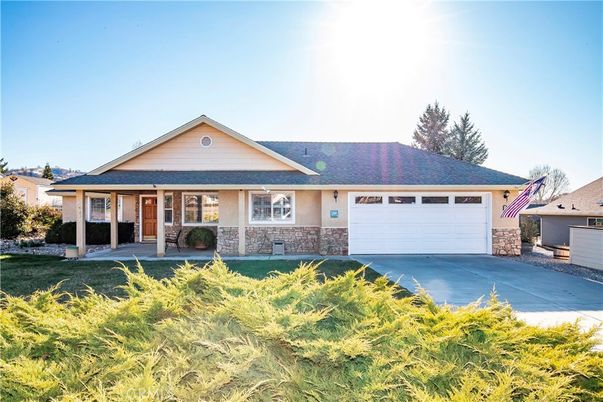 Attached, Exterior, Facade, Ranch