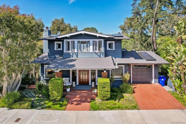 Attached, Exterior, Facade, Solar Panels, American Craftsman