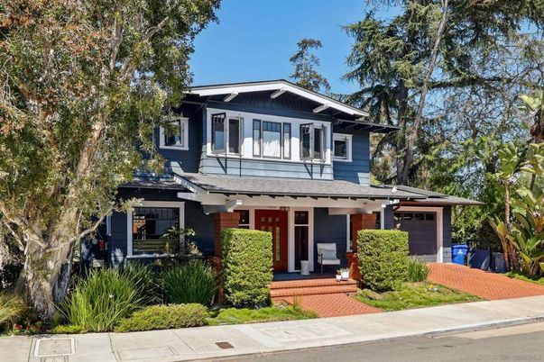 Attached, Exterior, Facade, American Craftsman