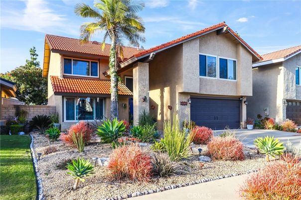 Attached, Exterior, Facade, Mediterranean