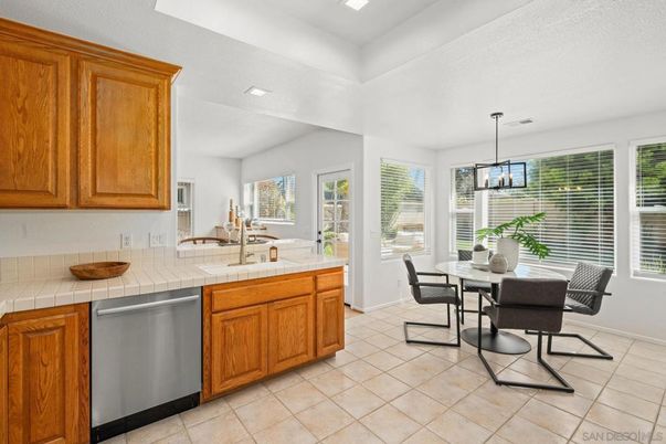 Dining room, Interior, Kitchen, Pendant Lights, Recessed Lighting, Tile Countertops