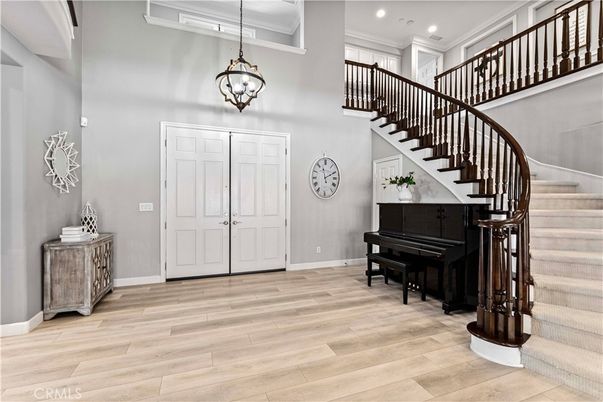 Interior, Pendant Lights, Piano, Recessed Lighting, Wood Texture Flooring