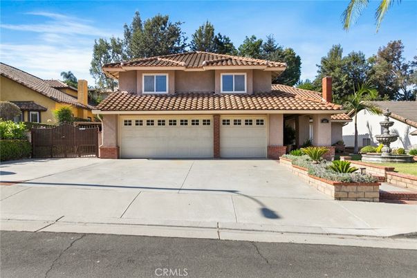 Attached, Exterior, Facade, Mediterranean