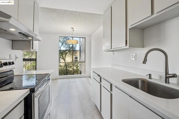 Interior, Kitchen, Pendant Lights, Wood Texture Flooring