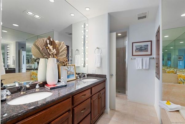 Bathroom, Dual Sink Vanities, Interior, Recessed Lighting