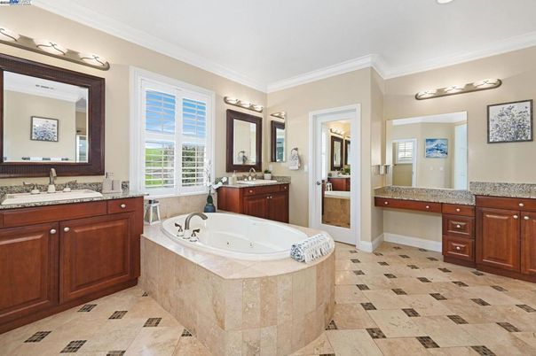 Bathroom, Dual Sink Vanities, Interior, Recessed Lighting