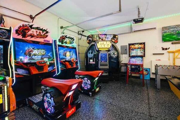 Game Room, Interior
