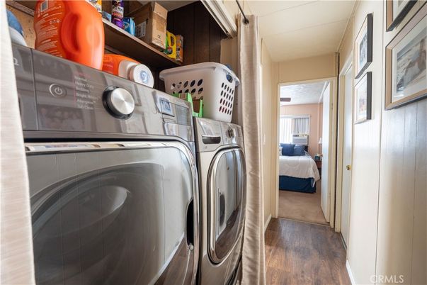 Bedroom, Interior, Washer, Wood Texture Flooring