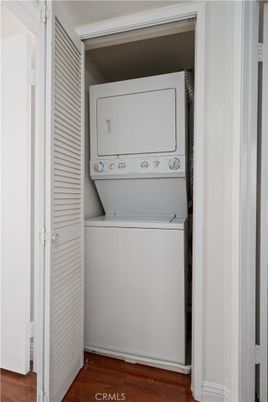 Interior, Utility Closets, Washer, Wood Texture Flooring