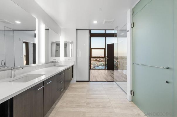 Bathroom, Dual Sink Vanities, Interior, Recessed Lighting
