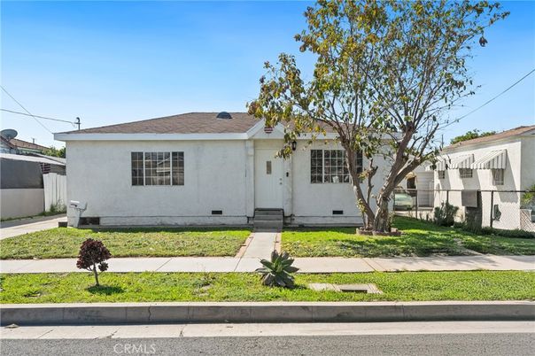 Exterior, Facade, Ranch