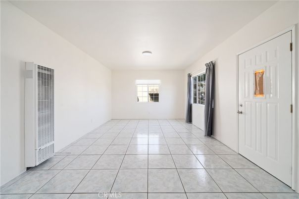 Empty room, Interior
