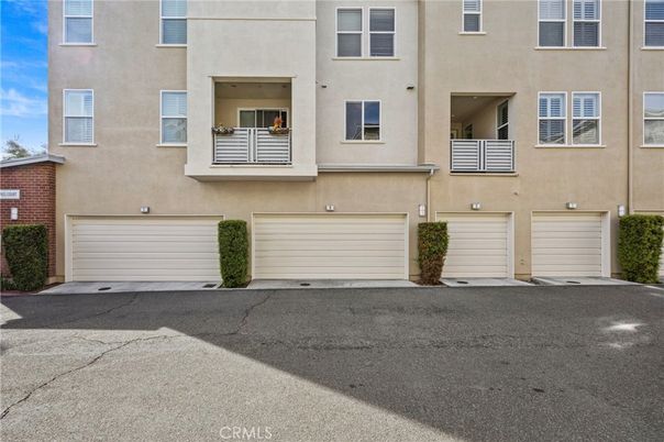 Attached, Exterior, Facade, Rowhouse