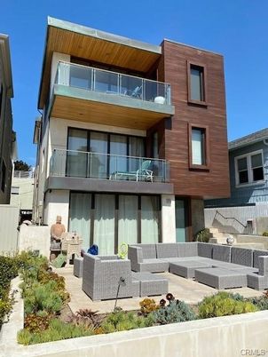 Exterior, Facade, Modern