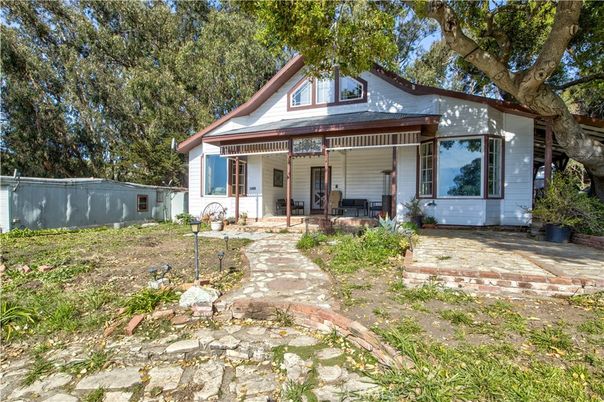 Backyard, Exterior, Facade, Queen Anne Victorian