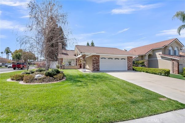 Attached, Backyard, Exterior, Facade, Brick Facade, Ranch