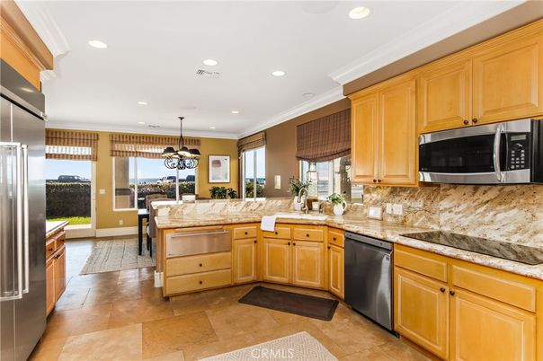 Dining room, Interior, Kitchen, Pendant Lights, Recessed Lighting, Stainless Steel Appliances