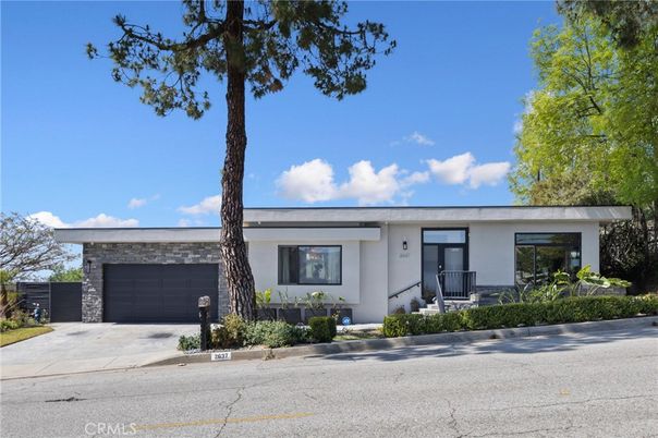 Attached, Exterior, Facade, Ranch