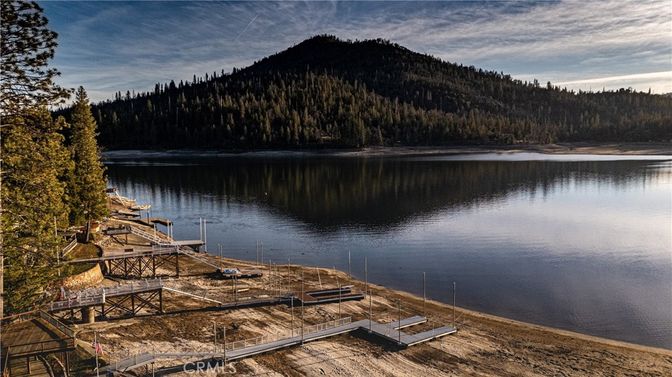 Exterior, Lake