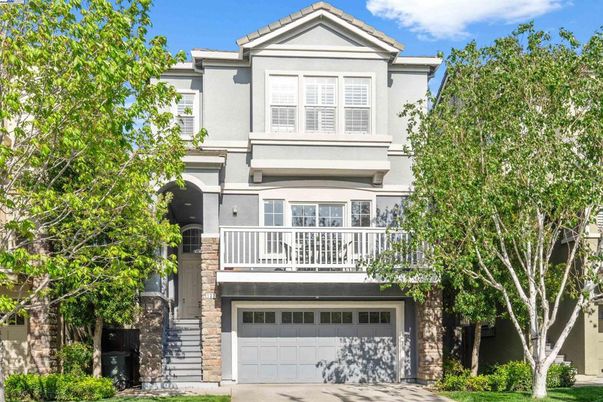Attached, Exterior, Facade, Queen Anne Victorian